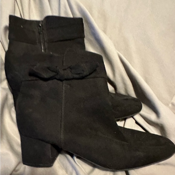 Black suede block heel boots! Size 10W Very comfortable boots. - Picture 4 of 5